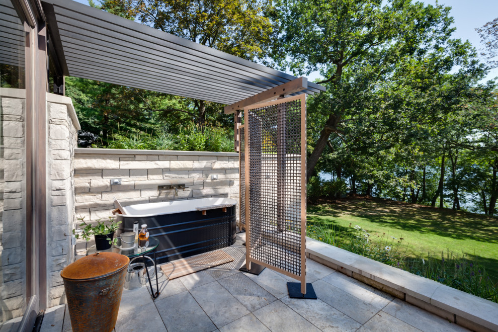 Foto di un ampio patio o portico minimalista nel cortile laterale con una pergola