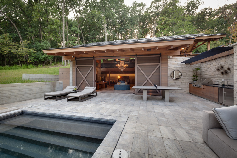 Diseño de patio minimalista extra grande en patio lateral con cocina exterior y pérgola