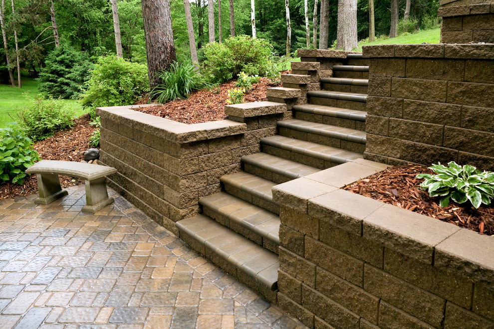 Idee per un patio o portico dietro casa con un giardino in vaso e pavimentazioni in cemento