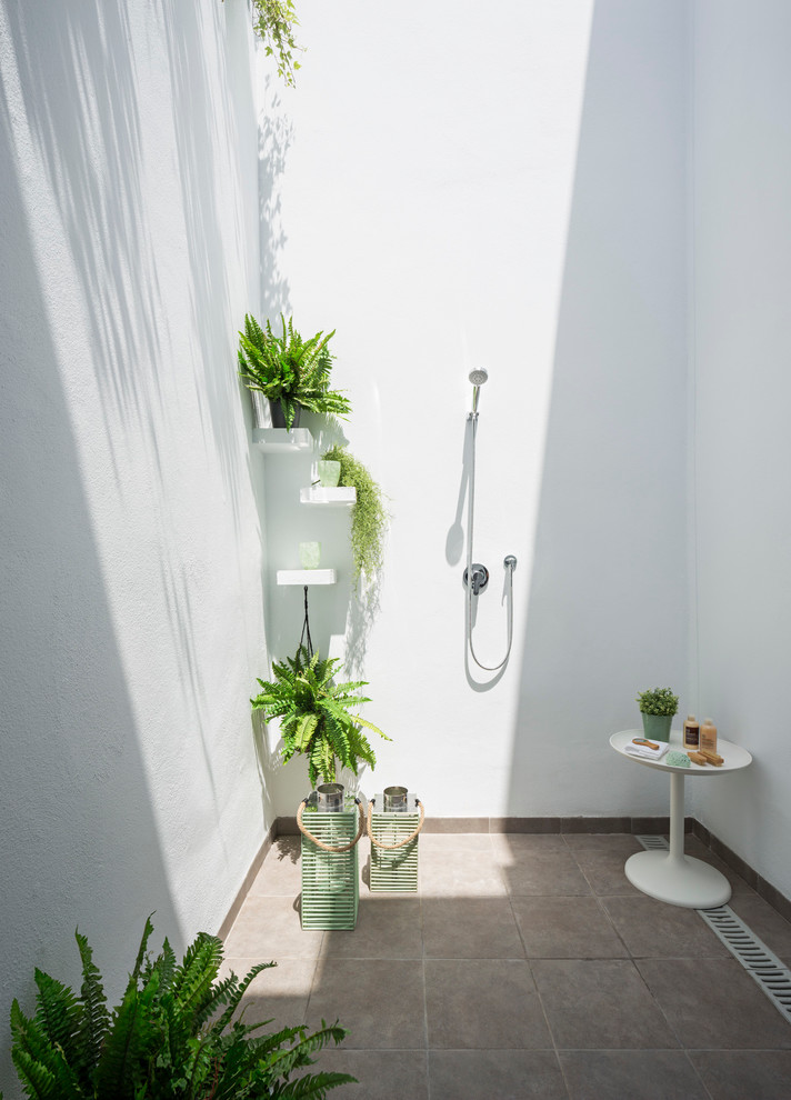 Aménagement d'une terrasse avec une douche extérieure bord de mer de taille moyenne avec du carrelage et aucune couverture.