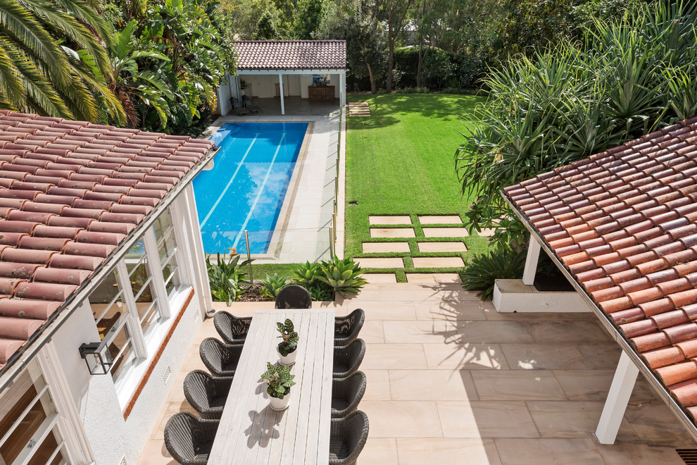 Идея дизайна: двор на заднем дворе в классическом стиле с покрытием из каменной брусчатки без защиты от солнца