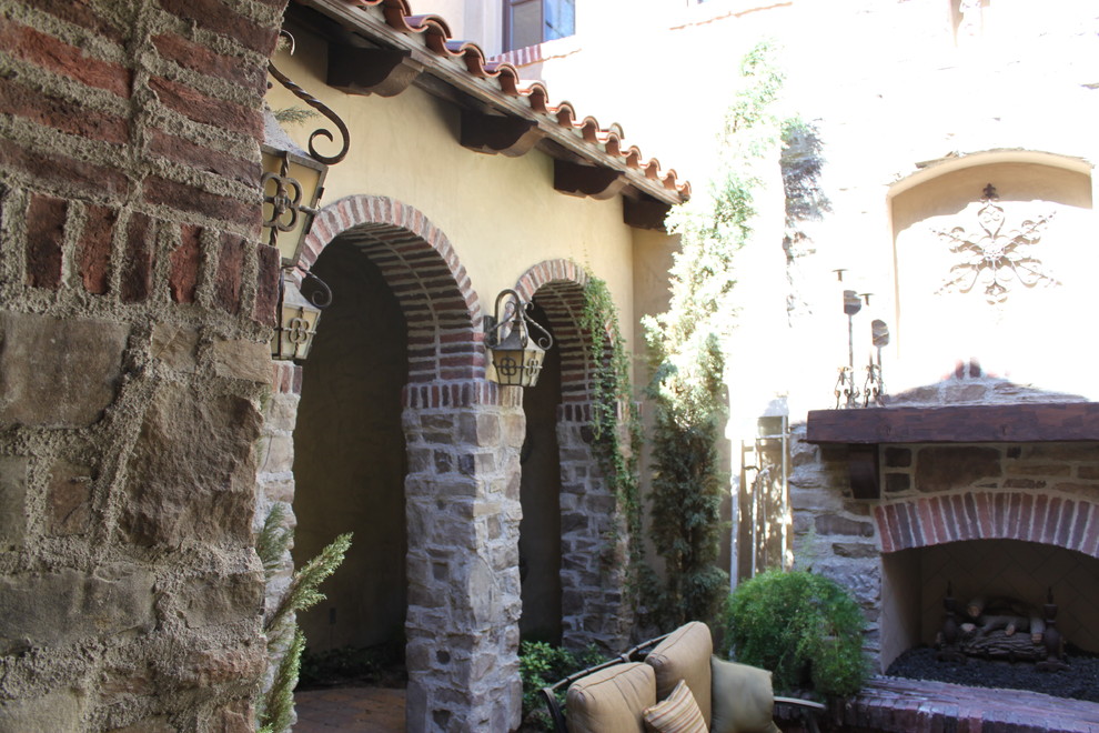 Exemple d'une terrasse arrière méditerranéenne de taille moyenne avec une cuisine d'été et une extension de toiture.