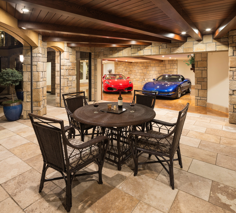 Ejemplo de patio clásico renovado de tamaño medio en patio trasero y anexo de casas con adoquines de piedra natural