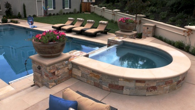 Idee per una grande piscina tradizionale dietro casa con pavimentazioni in cemento