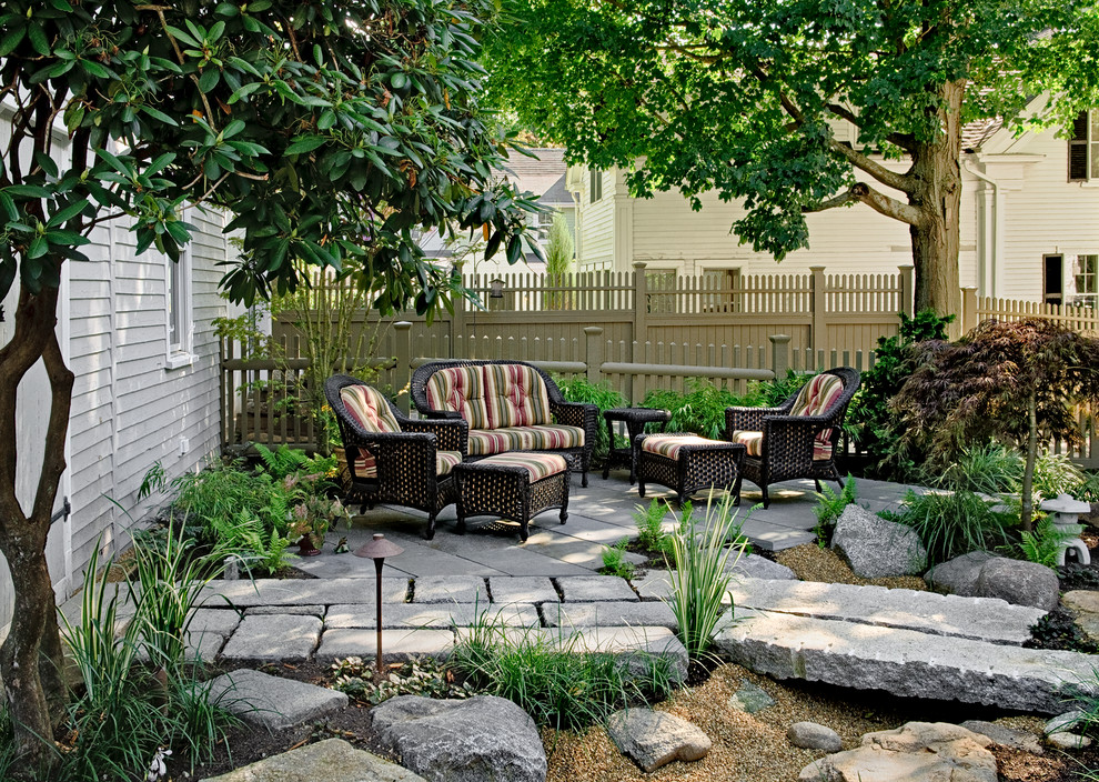 На фото: маленький двор на заднем дворе в классическом стиле с фонтаном и покрытием из каменной брусчатки для на участке и в саду с