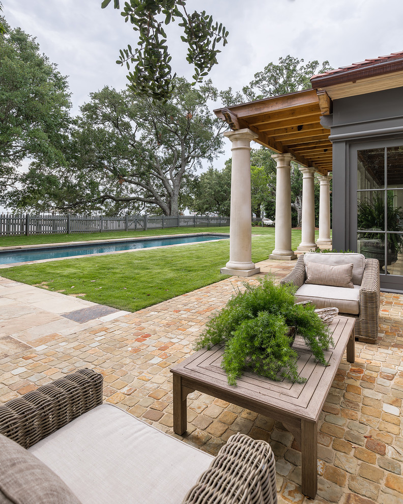 Design ideas for an expansive traditional patio in Miami.