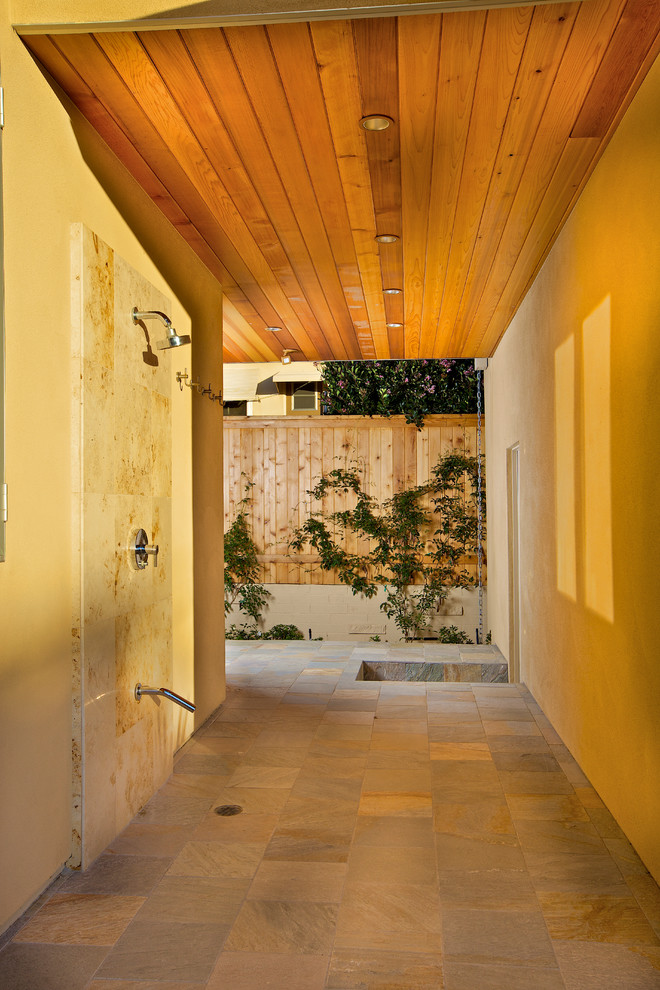 Esempio di un patio o portico minimal di medie dimensioni e nel cortile laterale con pavimentazioni in pietra naturale e un tetto a sbalzo