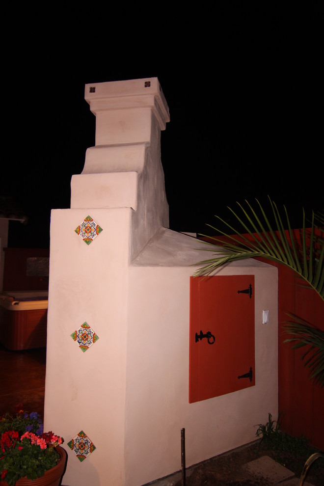 Пример оригинального дизайна: двор среднего размера на боковом дворе в средиземноморском стиле с покрытием из декоративного бетона и летней кухней без защиты от солнца