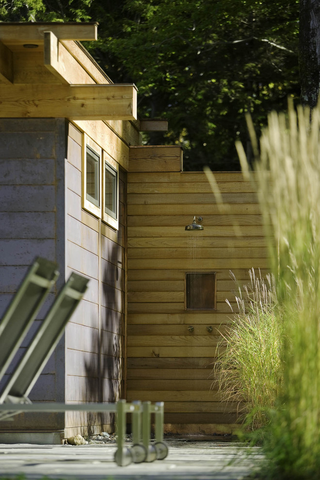 Cette image montre une terrasse avec une douche extérieure arrière design.
