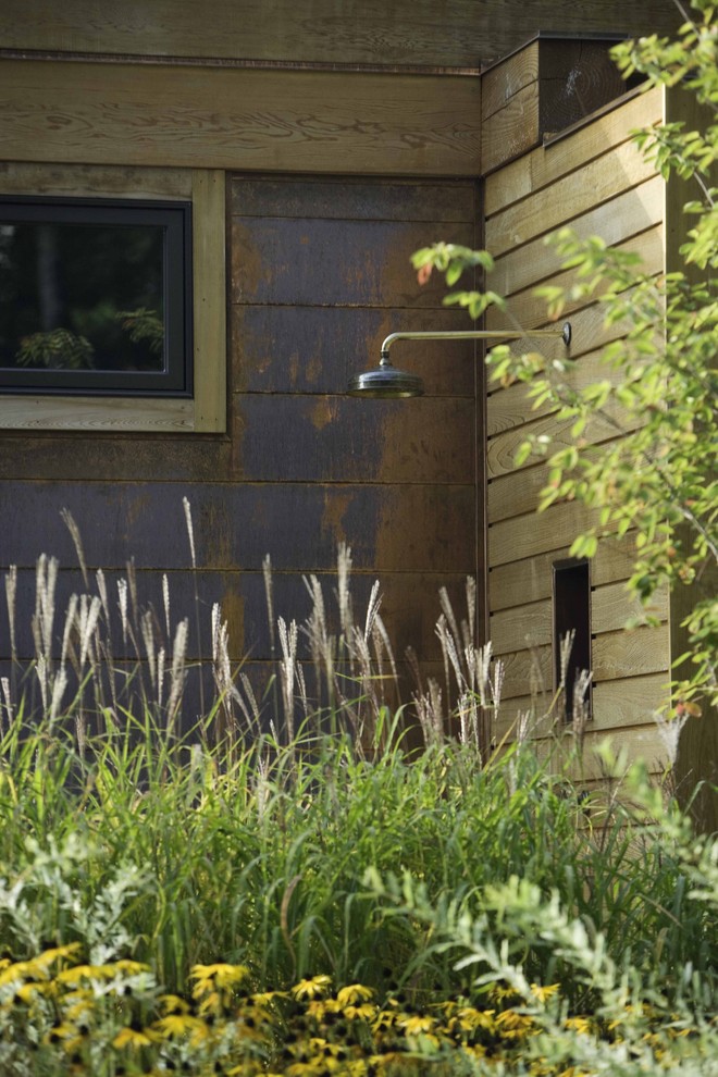 Moderner Patio hinter dem Haus mit Gartendusche in Burlington