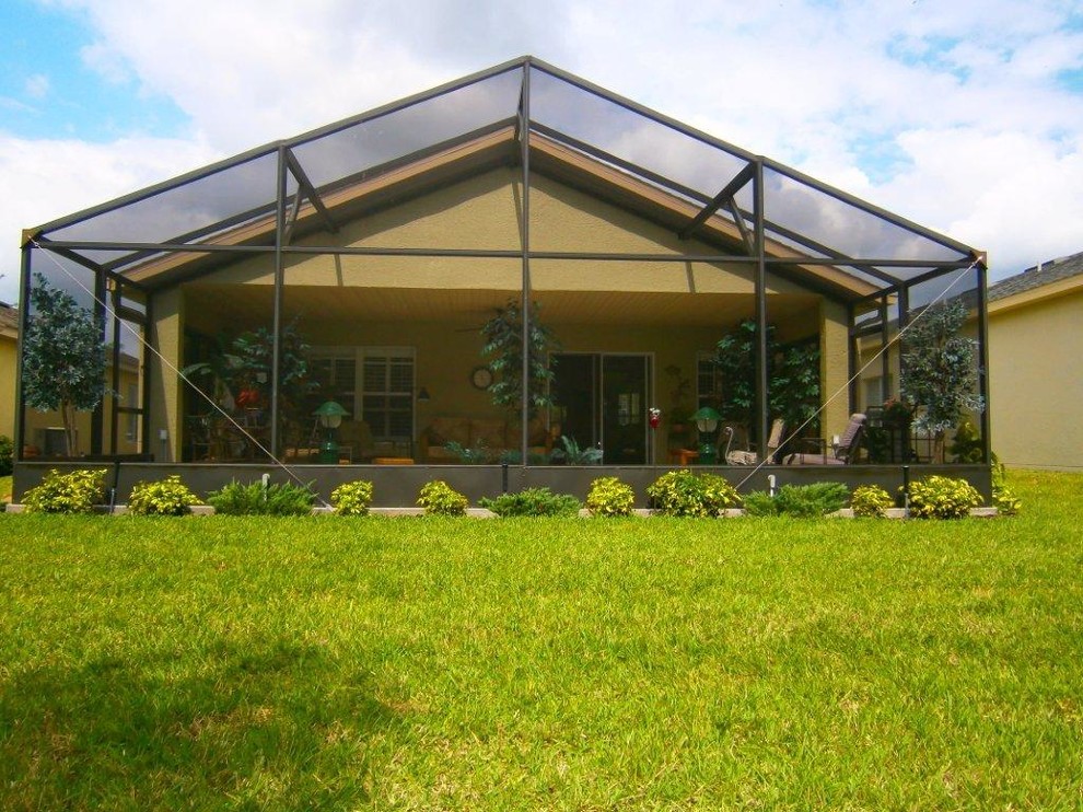 Imagen de patio clásico grande en patio trasero con losas de hormigón, pérgola y jardín de macetas