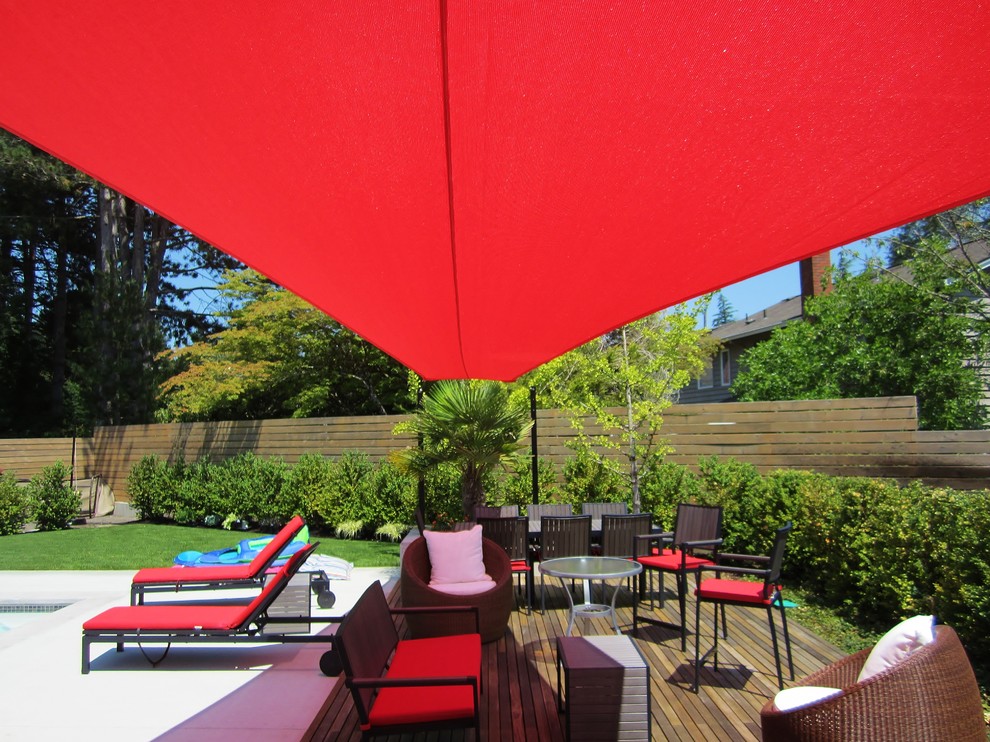 Immagine di un grande patio o portico classico dietro casa con lastre di cemento e un parasole