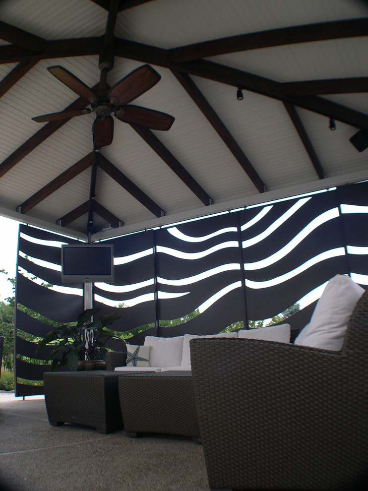Foto di un patio o portico minimalista di medie dimensioni e dietro casa con un gazebo o capanno