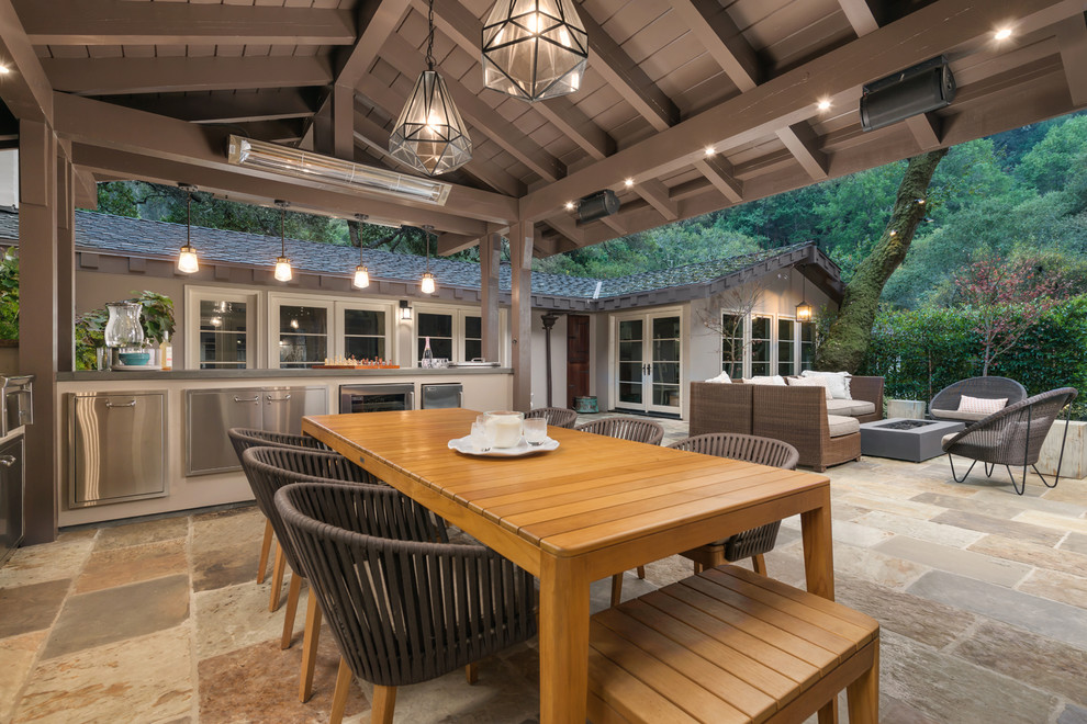 Imagen de patio actual de tamaño medio en patio lateral con cocina exterior, adoquines de piedra natural y cenador