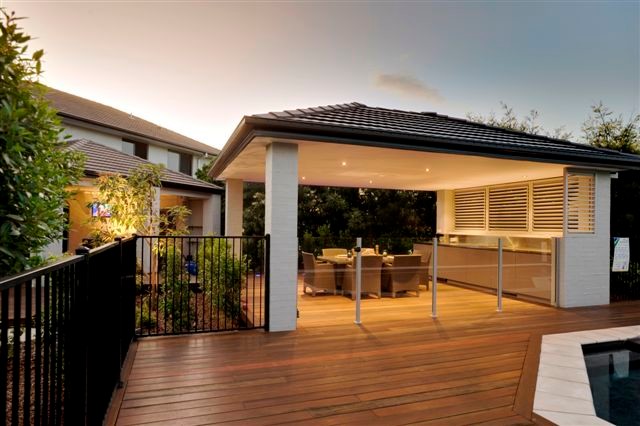 Großer, Überdachter Moderner Patio hinter dem Haus mit Dielen und Outdoor-Küche in Brisbane
