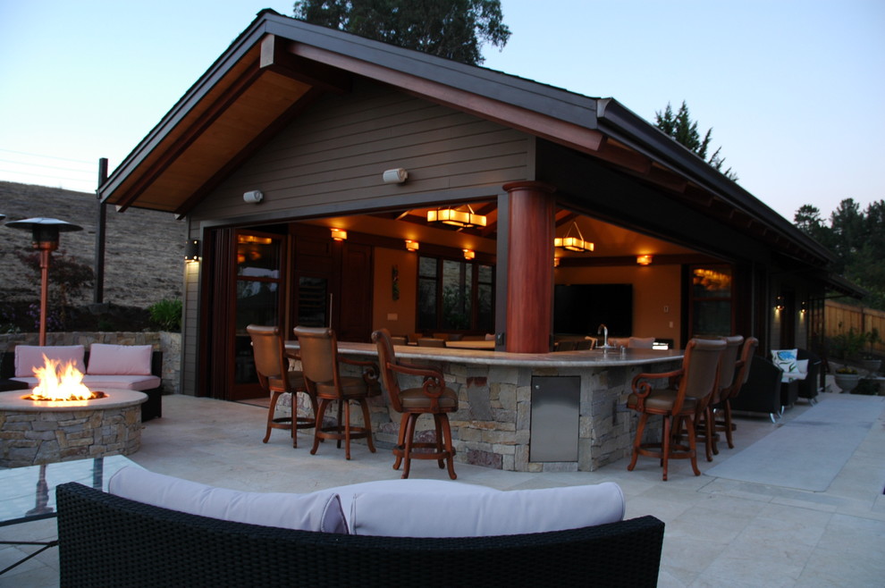 Imagen de patio clásico renovado grande en patio trasero con brasero, adoquines de hormigón y cenador