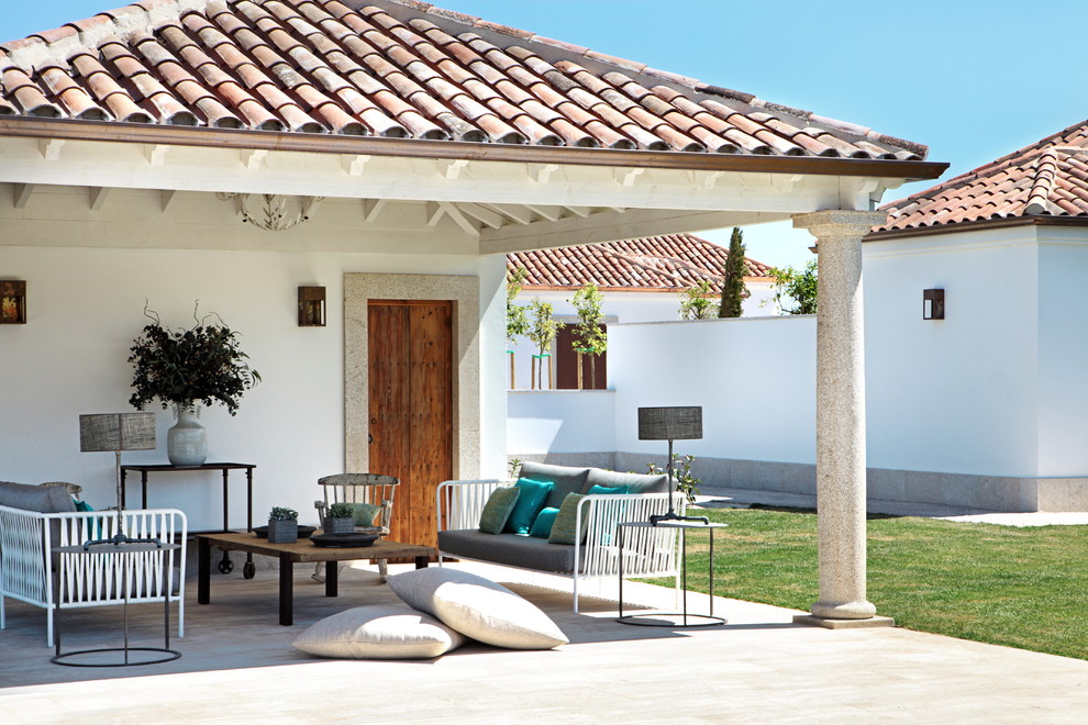 Inspiration pour une terrasse arrière méditerranéenne de taille moyenne avec une extension de toiture.