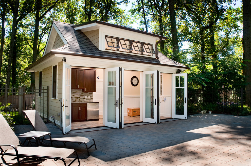 Example of a transitional patio design in Philadelphia