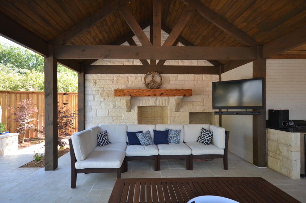 Cette photo montre une terrasse arrière craftsman de taille moyenne avec une cuisine d'été, des pavés en béton et une pergola.