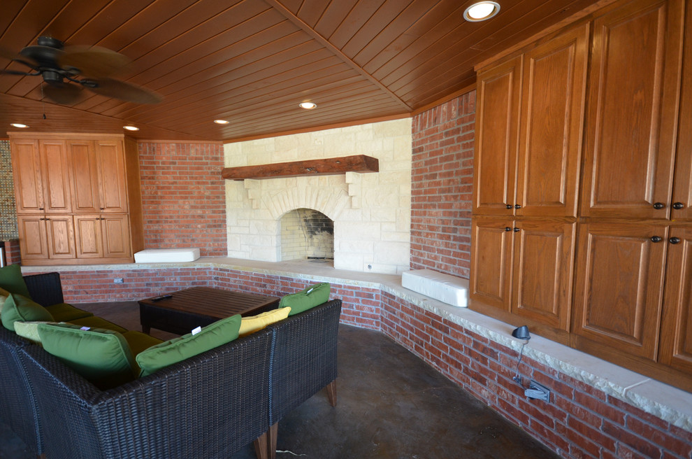 Cette image montre une terrasse arrière craftsman de taille moyenne avec une cuisine d'été, une dalle de béton et une pergola.