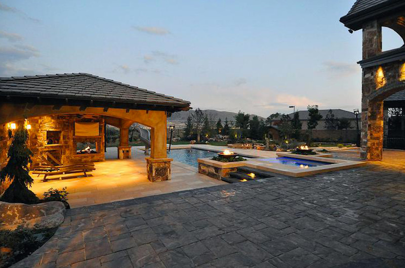 Foto de patio mediterráneo grande en patio trasero y anexo de casas con adoquines de hormigón y fuente