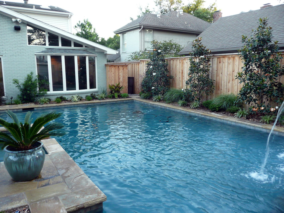 Immagine di una piscina contemporanea dietro casa con pavimentazioni in pietra naturale