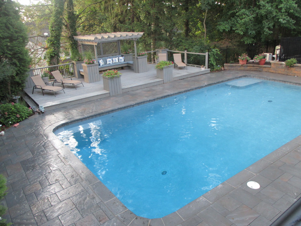 Стильный дизайн: большой бассейн на заднем дворе в классическом стиле с настилом - последний тренд
