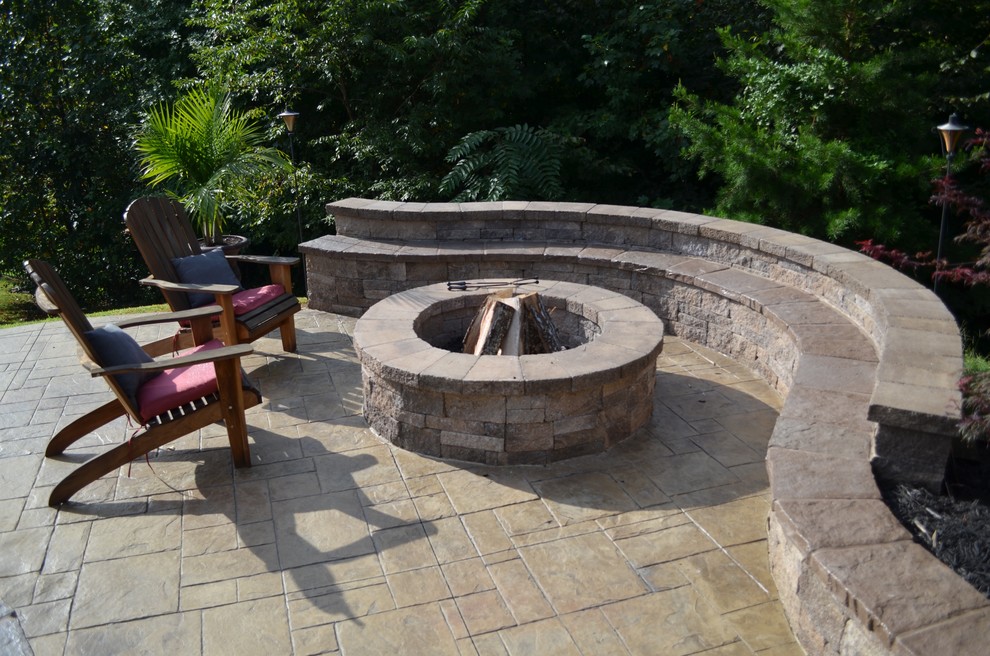 Diseño de patio clásico renovado de tamaño medio en patio trasero con brasero, suelo de hormigón estampado y cenador