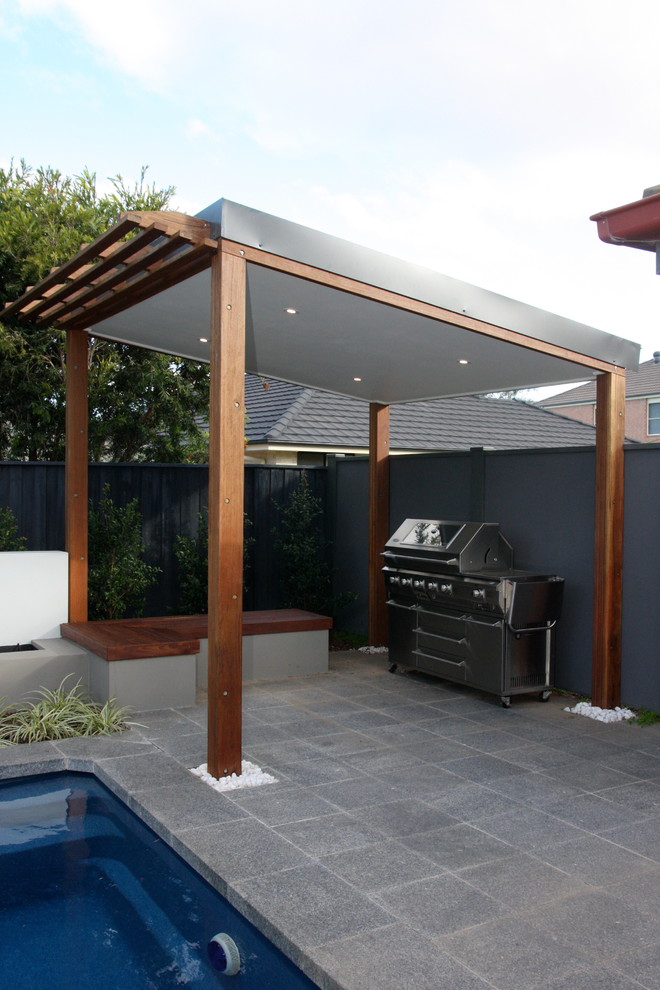 Immagine di un patio o portico minimalista con un gazebo o capanno
