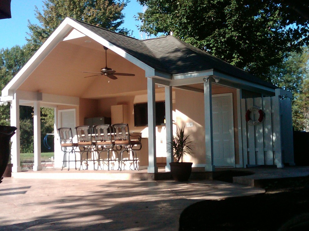 На фото: беседка во дворе частного дома на заднем дворе в классическом стиле с фонтаном и покрытием из бетонных плит