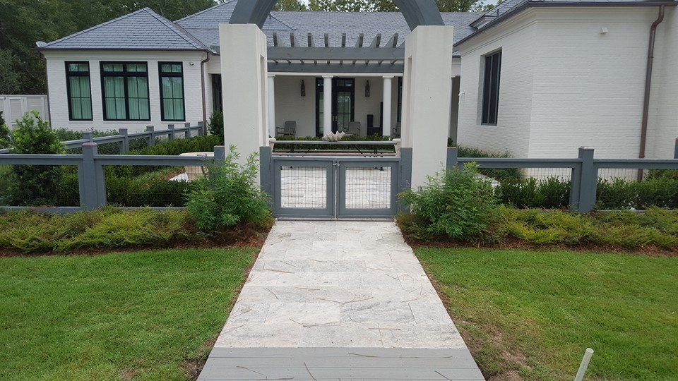 Immagine di un grande patio o portico tradizionale davanti casa con pavimentazioni in pietra naturale e nessuna copertura
