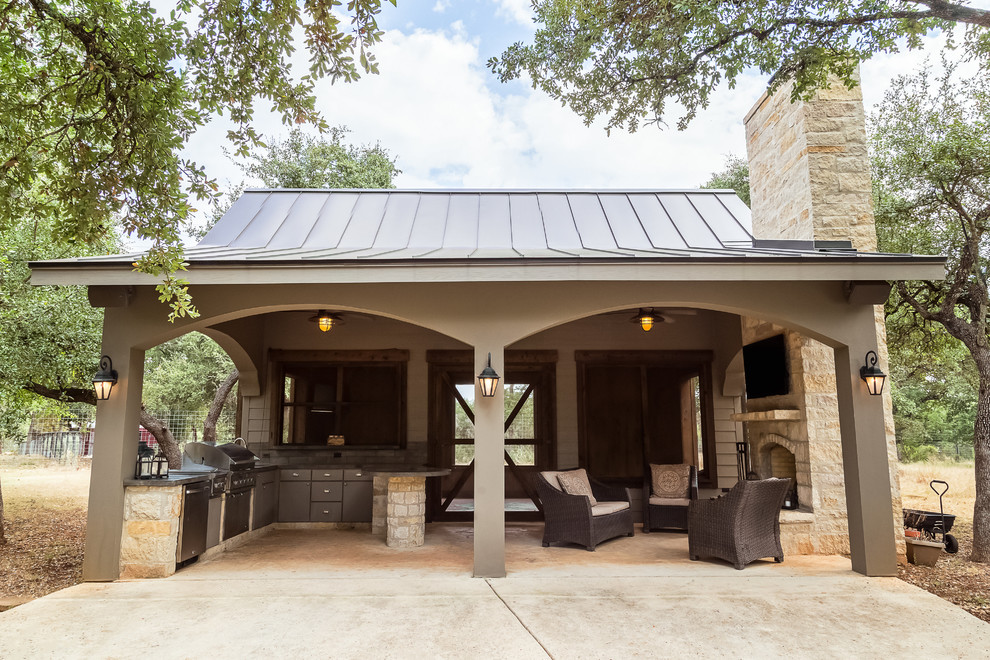 Idée de décoration pour une terrasse arrière tradition de taille moyenne avec une cuisine d'été, une dalle de béton et une extension de toiture.