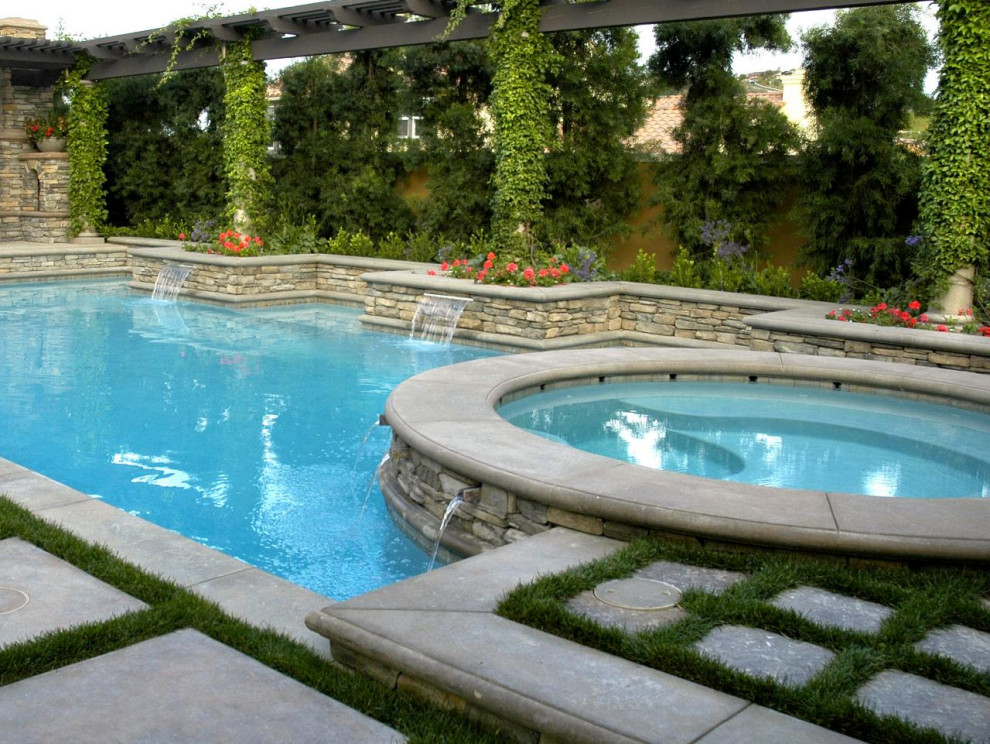 Пример оригинального дизайна: большой бассейн на заднем дворе с мощением клинкерной брусчаткой