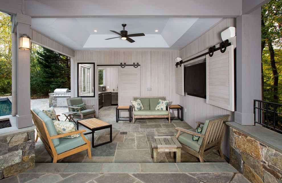Ejemplo de patio tradicional extra grande en patio lateral con brasero, adoquines de piedra natural y cenador