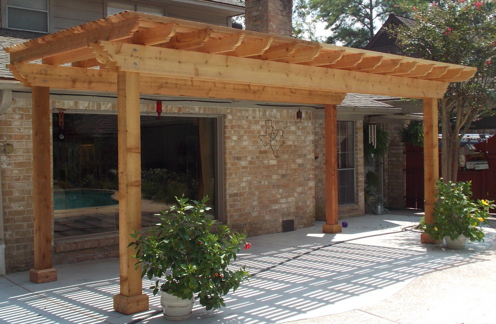 Пример оригинального дизайна: пергола во дворе частного дома среднего размера на заднем дворе в стиле рустика с покрытием из бетонных плит