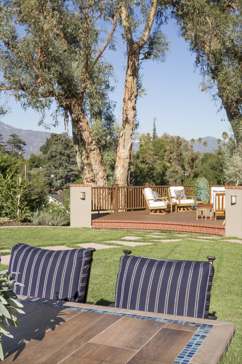 ロサンゼルスにあるラグジュアリーな巨大なトランジショナルスタイルのおしゃれな裏庭のテラス (アウトドアキッチン、天然石敷き、日よけなし) の写真
