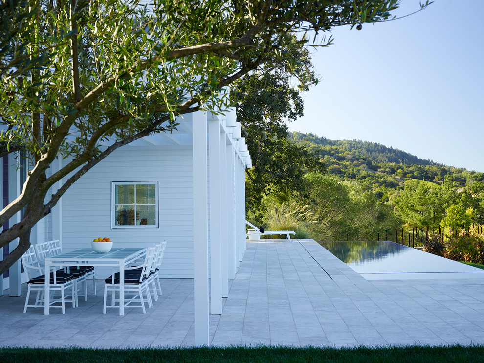 Стильный дизайн: большой двор на заднем дворе в стиле кантри с покрытием из каменной брусчатки и навесом - последний тренд