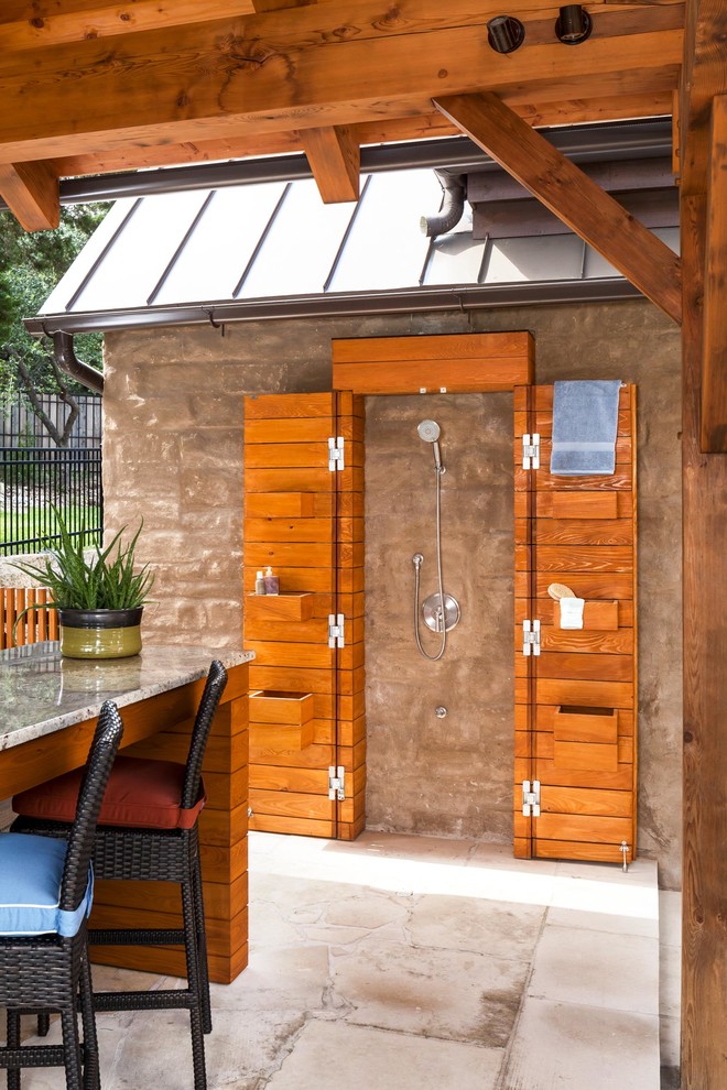 オースティンにあるラグジュアリーな巨大なトランジショナルスタイルのおしゃれな裏庭のテラス (パーゴラ、屋外シャワー) の写真