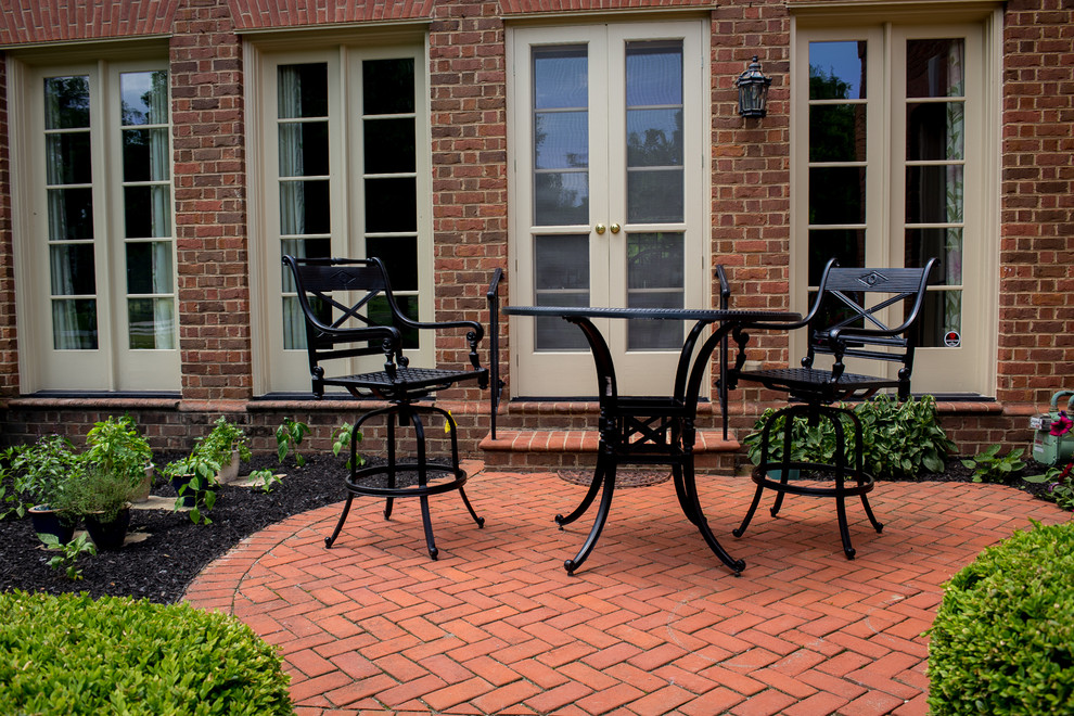Пример оригинального дизайна: большой двор на внутреннем дворе в классическом стиле с мощением клинкерной брусчаткой без защиты от солнца
