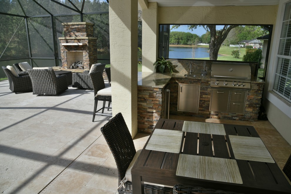 Foto di un ampio patio o portico minimal dietro casa con piastrelle