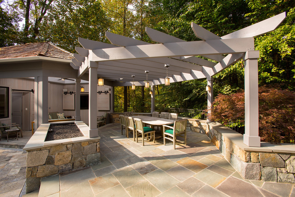 Diseño de patio clásico extra grande en patio trasero con adoquines de piedra natural, cocina exterior y pérgola