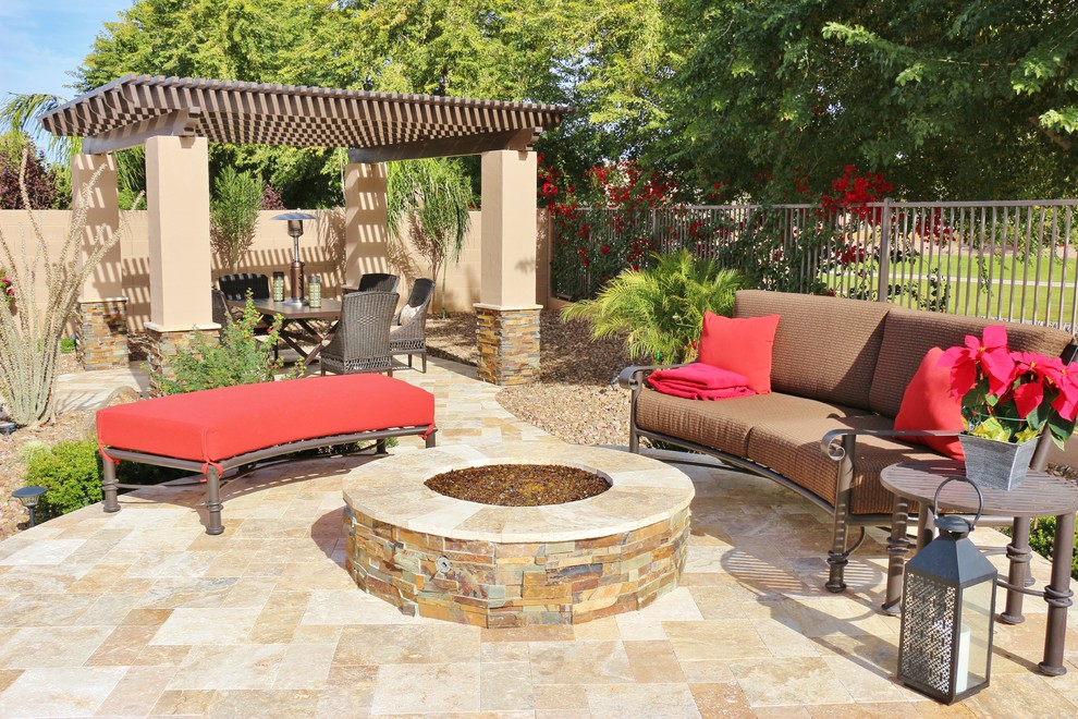 Imagen de patio actual de tamaño medio en patio trasero con adoquines de piedra natural, brasero y cenador