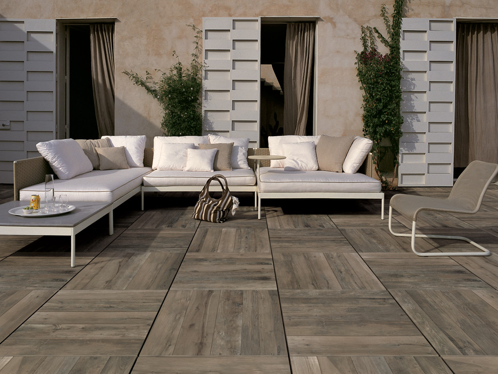 Porcelain patio pavers featuring a simulated wood look 'Nut' Contemporary Patio Los