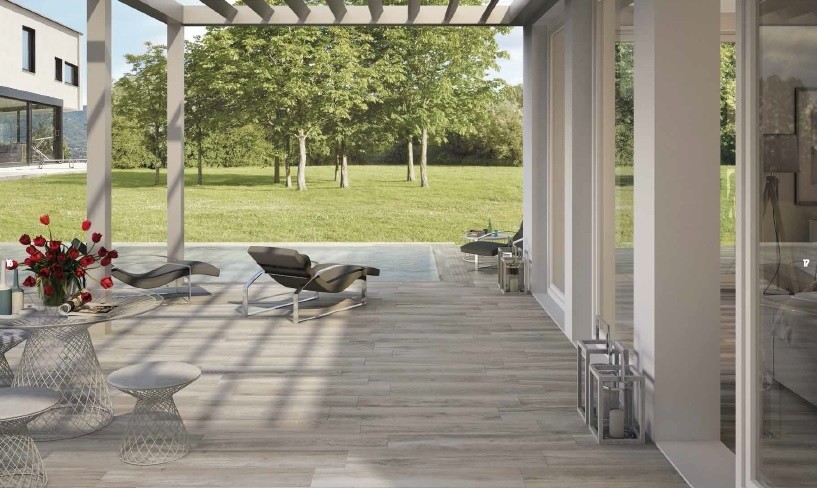 Cette image montre une terrasse en bois arrière design de taille moyenne avec une pergola.