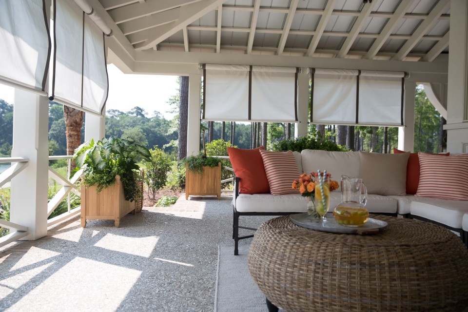 Cette image montre une terrasse arrière design de taille moyenne avec un gravier de granite et un gazebo ou pavillon.