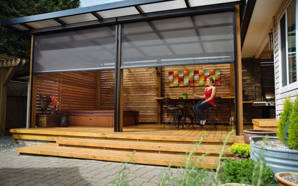 Idée de décoration pour une terrasse en bois arrière design de taille moyenne avec une extension de toiture.