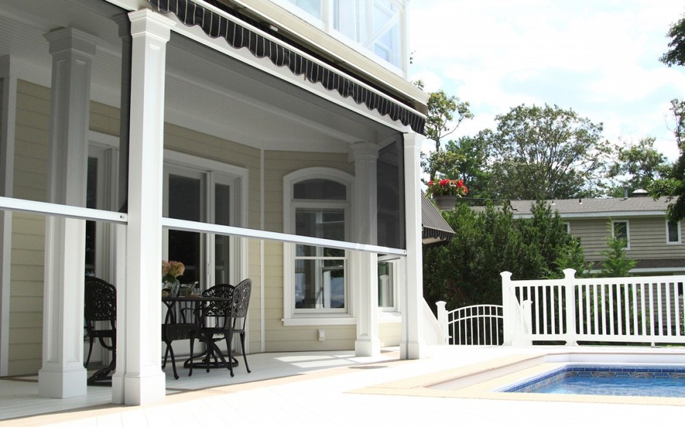 Idées déco pour une grande terrasse arrière classique avec des pavés en béton et une extension de toiture.
