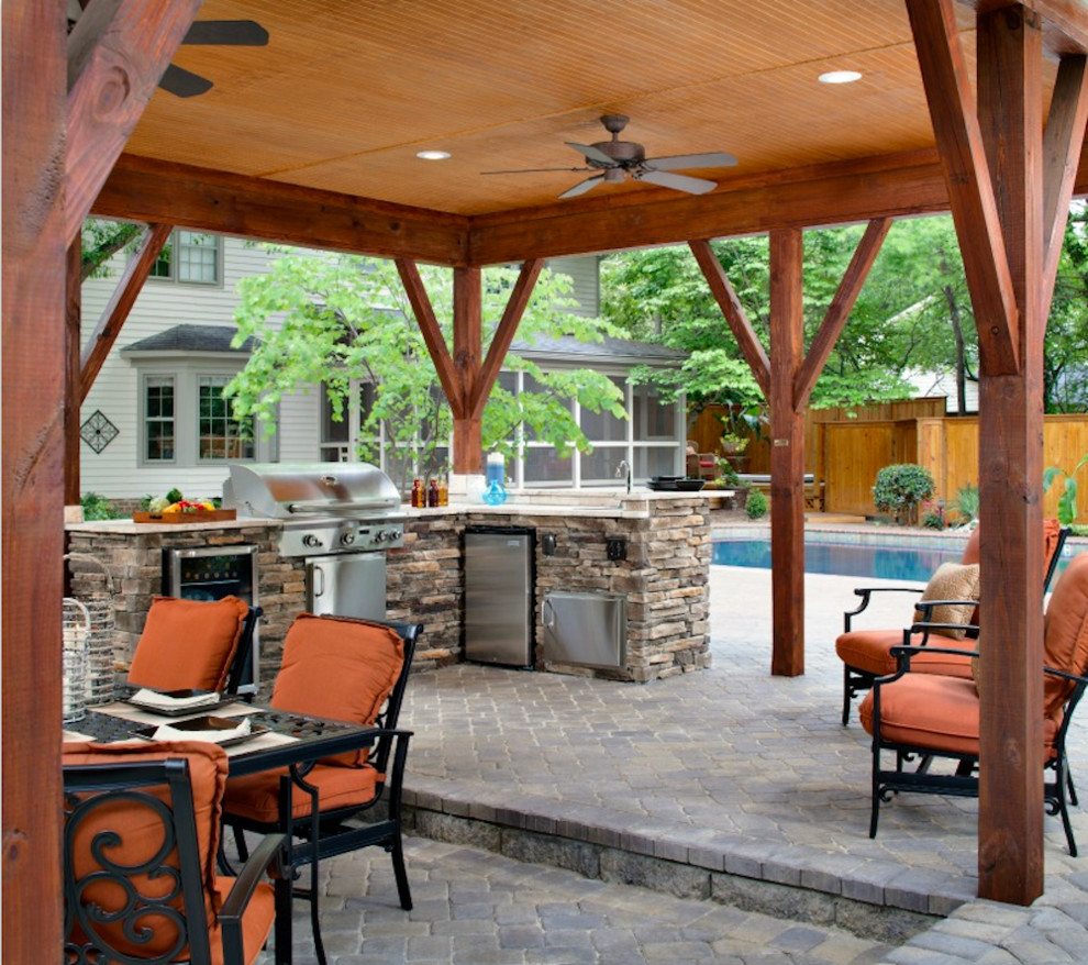 Diseño de patio contemporáneo grande en patio trasero con cocina exterior, adoquines de piedra natural y toldo