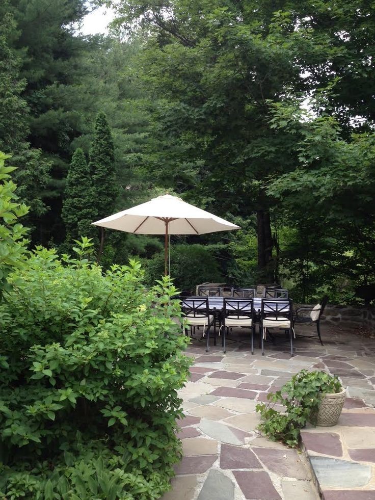 Example of a classic side yard patio design in New York