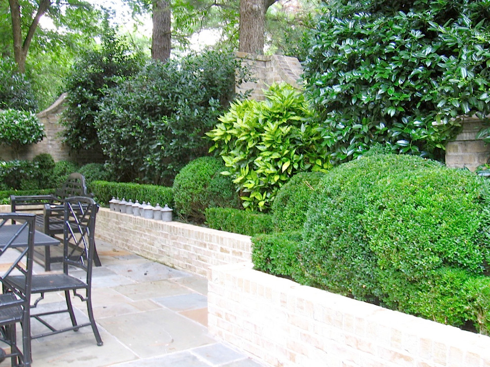 Ejemplo de patio clásico de tamaño medio sin cubierta en patio trasero con adoquines de piedra natural